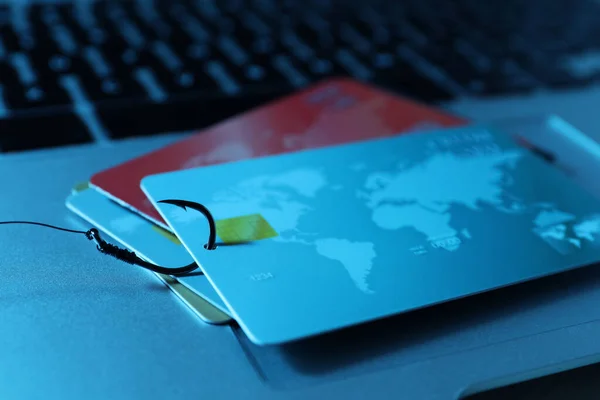 Angelhaken Mit Kreditkarten Auf Laptop Nahaufnahme Cyberkriminalität — Stockfoto
