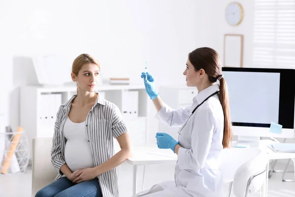 Γιατρός Κάνει Ένεση Έγκυο Γυναίκα Στο Νοσοκομείο Έννοια Εμβολιασμού — Φωτογραφία Αρχείου