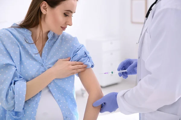 Läkare Ger Injektion Till Gravida Kvinnor Sjukhus Vaccinationskoncept — Stockfoto