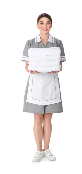 Młoda Pokojówka Trzyma Stos Świeżych Ręczników Białym Tle — Zdjęcie stockowe