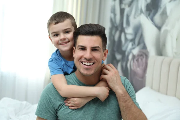 Papà Figlio Passano Del Tempo Insieme Casa Buona Festa Del — Foto Stock