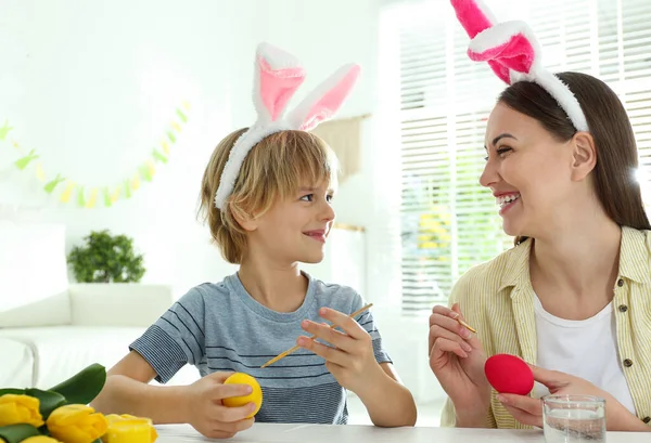 Glückliche Mutter Und Sohn Mit Hasenohren Stirnbändern Die Hause Ostereier — Stockfoto