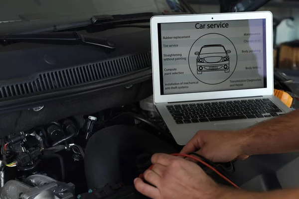 Mecânico Com Laptop Fazendo Diagnóstico Carro Oficina Reparação Automóveis Close — Fotografia de Stock