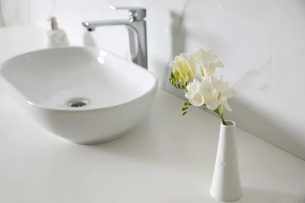 Piękny Bukiet Białymi Kwiatami Freesia Łazience Miejsce Tekst — Zdjęcie stockowe