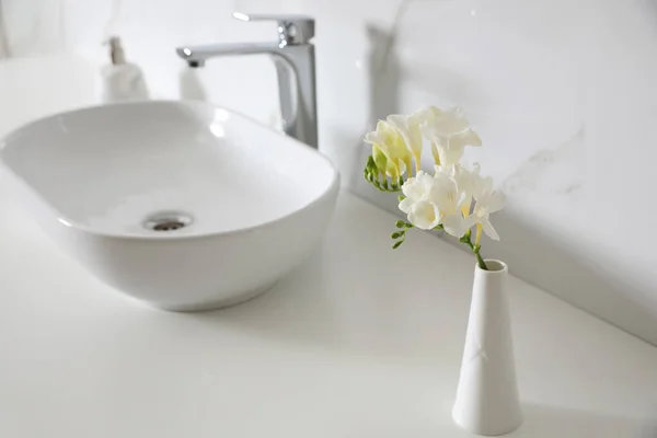 Mooi Boeket Met Witte Freesia Bloemen Badkamer Ruimte Voor Tekst — Stockfoto