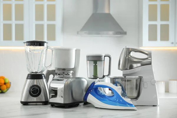 Set Electrodomésticos Modernos Sobre Mesa Mármol Blanco Cocina — Foto de Stock