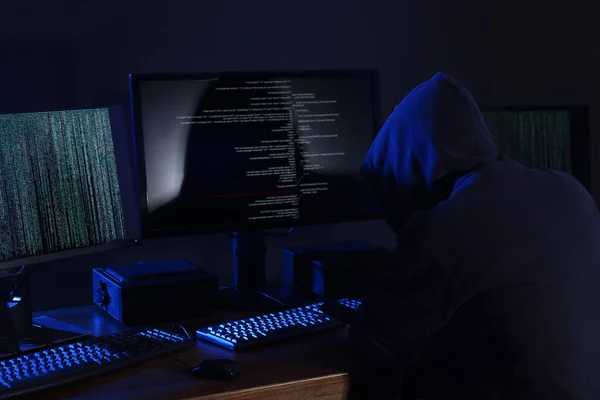 Hacker Con Computer Camera Oscura Crimine Informatico — Foto Stock