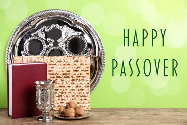 Symbolische Pesach Pesach Seder Voorwerpen Houten Tafel Tegen Groene Achtergrond — Stockfoto