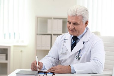 Ofiste çalışan kıdemli doktor.