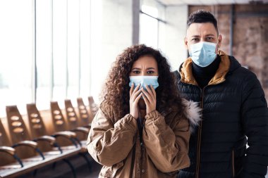 Tek kullanımlık maskeli çift içeride. Virüs koruması