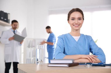 Modern klinikteki kadın doktorun portresi.