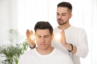 Tedavi sırasında terapi odasında bir adam.