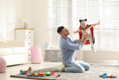 Baba evde çocuğuyla oynuyor.