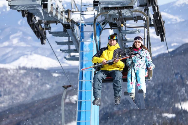 Mensen Met Stoeltjeslift Het Skigebied Ruimte Voor Tekst Wintervakantie — Stockfoto