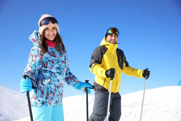 Casal Jovens Esquiando Colina Férias Inverno — Fotografia de Stock