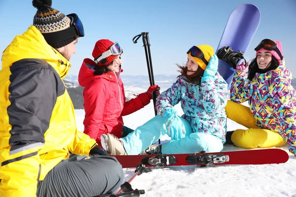 スキー場で装備を持つ友人のグループ 冬休み — ストック写真