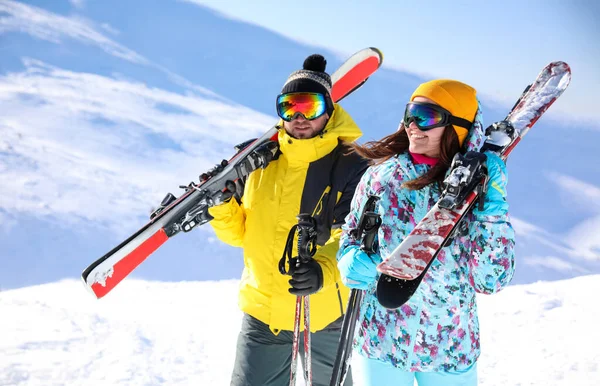 Young Couple Skis Hill Winter Vacation — Stock Photo, Image