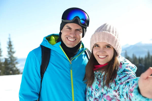 Casal Feliz Tirar Selfie Nas Montanhas Férias Inverno — Fotografia de Stock