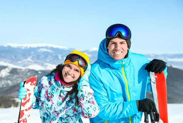 Casal Feliz Com Equipamento Esqui Nas Montanhas Férias Inverno — Fotografia de Stock