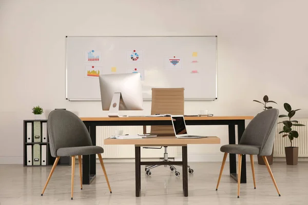 Interior Escritório Elegante Com Grande Mesa Madeira — Fotografia de Stock