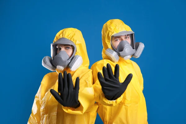 Άνδρας Και Γυναίκα Στολές Χημικής Προστασίας Κάνουν Χειρονομία Στοπ Μπλε — Φωτογραφία Αρχείου