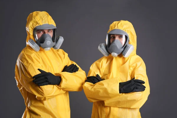 Man Woman Wearing Chemical Protective Suits Grey Background Virus Research — Stock Photo, Image