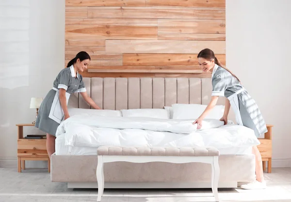 Jonge Kamermeisjes Bed Hotelkamer — Stockfoto