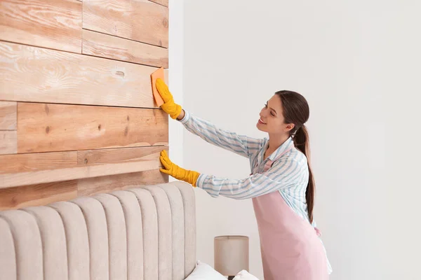 Camarera Joven Limpiando Polvo Los Muebles Habitación Hotel — Foto de Stock