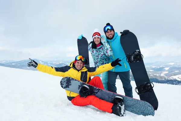 Grupo Amigos Com Equipamentos Montanhas Nevadas Férias Inverno — Fotografia de Stock