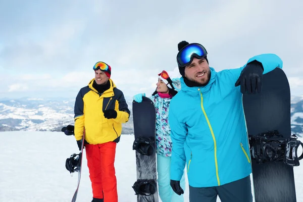 Groupe Amis Avec Équipement Dans Les Montagnes Enneigées Vacances Hiver — Photo