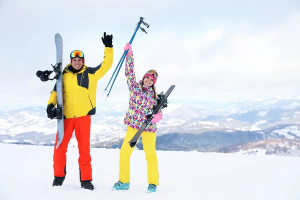 Joli Couple Avec Équipement Station Ski Vacances Hiver — Photo