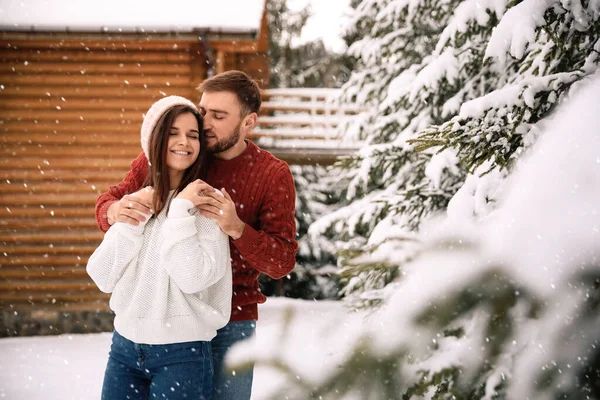 Casal Encantador Passar Tempo Juntos Dia Nevado Férias Inverno — Fotografia de Stock