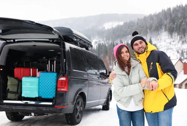 Pareja Feliz Cerca Del Coche Con Tronco Abierto Carretera Nevada — Foto de Stock