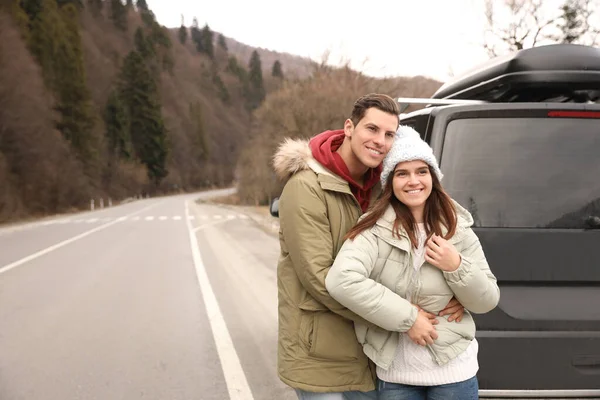 Pareja Feliz Cerca Coche Carretera Vacaciones Invierno — Foto de Stock