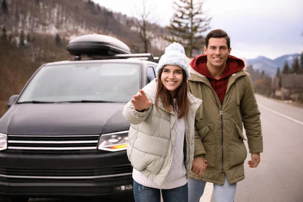 Pareja Feliz Cerca Coche Carretera Vacaciones Invierno — Foto de Stock