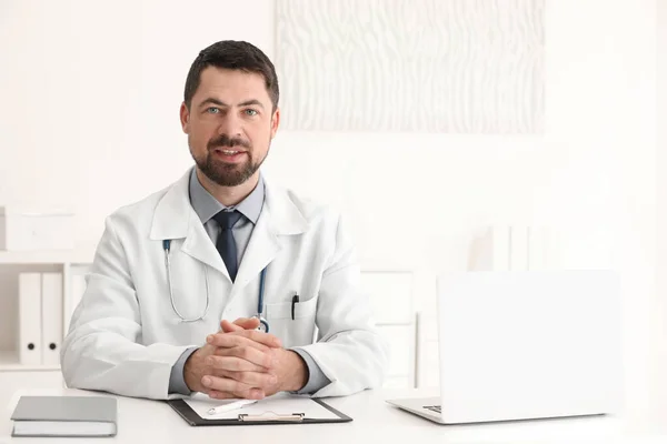 Retrato Médico Masculino Casaco Branco Local Trabalho — Fotografia de Stock