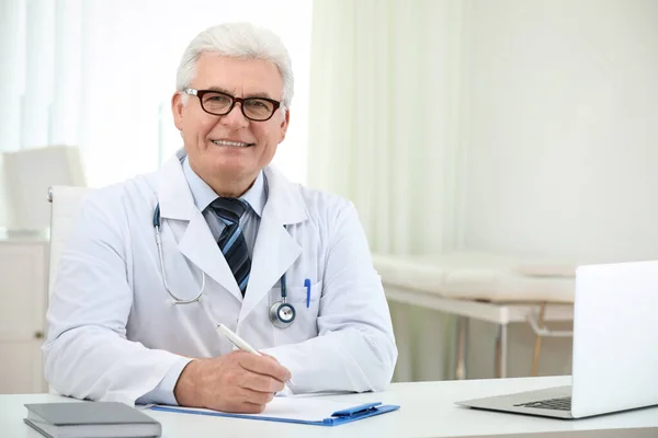 Retrato Médico Sênior Casaco Branco Local Trabalho — Fotografia de Stock