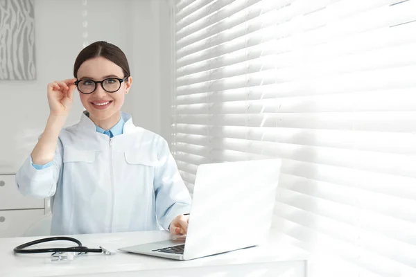 職場での白衣姿の若い女医の肖像 — ストック写真