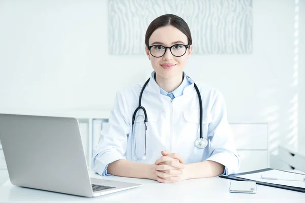 Retrato Una Joven Doctora Bata Blanca Lugar Trabajo — Foto de Stock