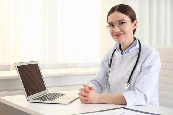 Retrato Una Joven Doctora Bata Blanca Lugar Trabajo —  Fotos de Stock