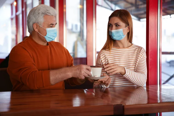 Personas Con Máscaras Médicas Cafetería Protección Contra Virus — Foto de Stock