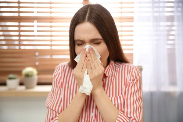 Nemocná Mladá Žena Kýchá Pracovišti Virus Chřipky — Stock fotografie