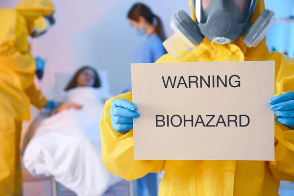 Sanitäter Halten Schild Mit Der Aufschrift Warnung Biohazard Quarantäne Station — Stockfoto