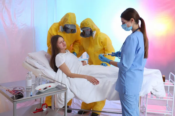 隔離病棟でウイルスの患者を検査する専門の救急医 — ストック写真