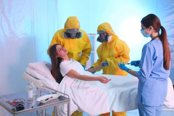 隔離病棟でウイルスの患者を検査する専門の救急医 — ストック写真