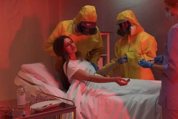 Paramédicos Profesionales Examinando Paciente Con Virus Sala Cuarentena —  Fotos de Stock
