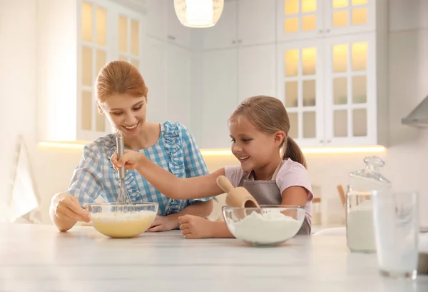 Moeder Dochter Maken Deeg Samen Keuken — Stockfoto