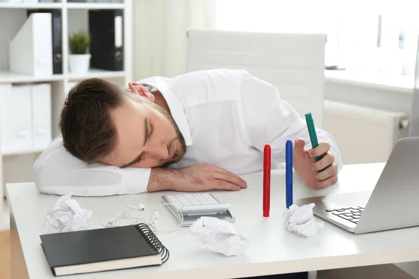 Jovem Preguiçoso Desperdiçando Tempo Mesa Bagunçada Escritório — Fotografia de Stock