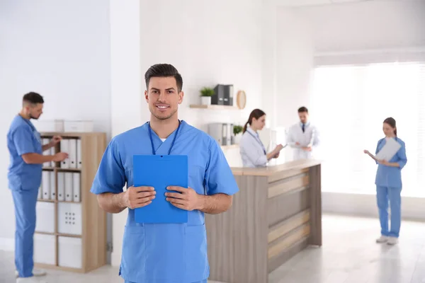 Retrato Médico Masculino Clínica Moderna — Foto de Stock