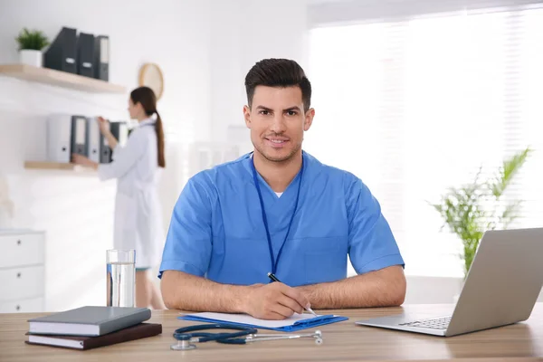 Portret Van Mannelijke Arts Aan Tafel Moderne Kliniek — Stockfoto